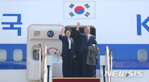 【아부다비 왕실공항(아랍에미리트)=뉴시스】 문재인 대통령은 24일 아랍에미리트(UAE)에 도착하며 취임 첫 중동아시아 순방을 시작했다. 사진은 지난 22일 베트남-UAE 순방을 떠나기 위해 성남 서울공항에서 전용기에 탑승하는 문 대통령 내외 모습이다. 2018.03.22. photo1006@newsis.com