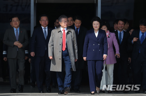 【서울공항(성남)=뉴시스】 문재인 대통령은 22일 베트남 순방을 떠나기 전 "헌법 개정안의 내용은 대체로 한걸음 더 나아간 것들이다. 어차피 언젠가는 가야할 길"이라며 개헌 추진을 강조했다. 사진은 문 대통령과 부인 김정숙 여사가 서울공항에서 전용기에 탑승하기 위해 이동하는 모습이다. 문 대통령은 오는 28일까지 아세안과 중동 거점 국가인 베트남과 아랍에미리트(UAE)를 각각 방문한다. 2018.03.22. photo1006@newsis.com