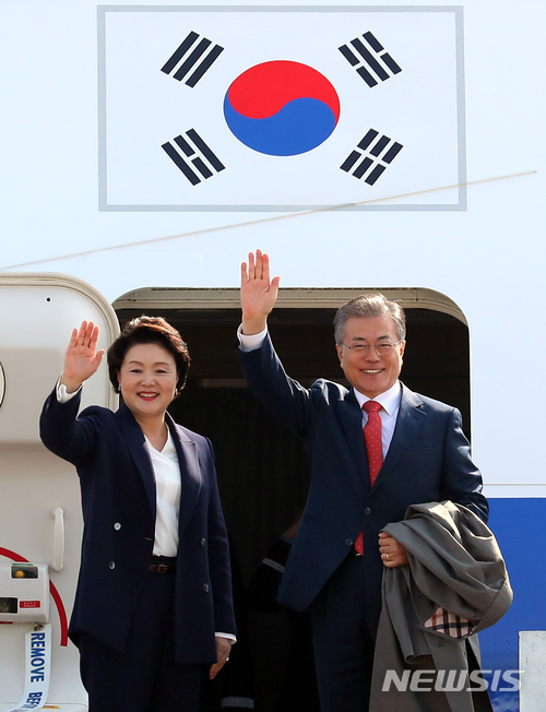 【성남=뉴시스】전신 기자 = 문재인 대통령과 부인 김정숙 여사가 22일 경기 성남 서울공항에서 전용기 탑승 전 손을 흔들어 인사하고 있다.&nbsp;&nbsp; 문 대통령은 오는 28일까지 아세안과 중동 거점 국가인 베트남과 아랍에미리트(UAE)를 각각 방문한다. 2018.03.22.&nbsp;&nbsp; photo1006@newsis.com 