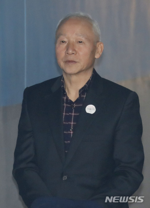【서울=뉴시스】최동준 기자 = 국가정보원 특수활동비를 청와대에 상납한 혐의를 받고 있는 남재준 전 국정원장이 22일 서울 서초구 서울중앙지방법원에서 열린 공판에 출석하기 위해 호송차에서 내려 법정으로 향하고 있다. 2018.03.22. photocdj@newsis.com