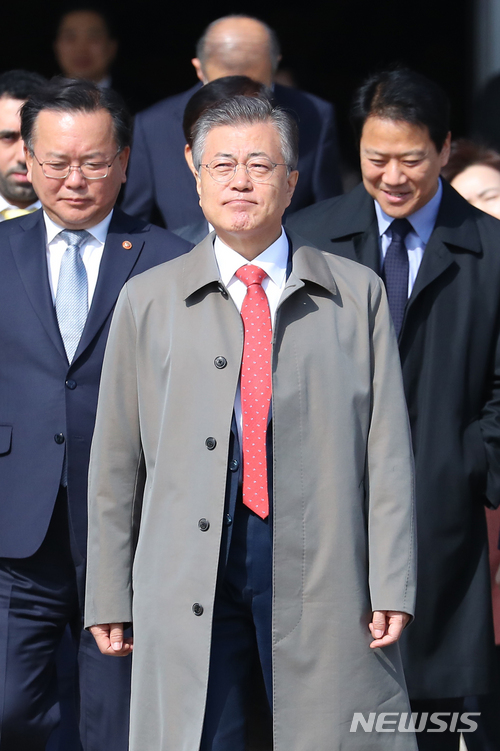 【성남=뉴시스】전신 기자 = 문재인 대통령이 22일 경기 성남 서울공항에서 전용기에 탑승하기 위해 이동하고 있다.&nbsp; 문 대통령은 오는 28일까지 아세안과 중동 거점 국가인 베트남과 아랍에미리트(UAE)를 각각 방문한다. 2018.03.22.&nbsp; photo1006@newsis.com