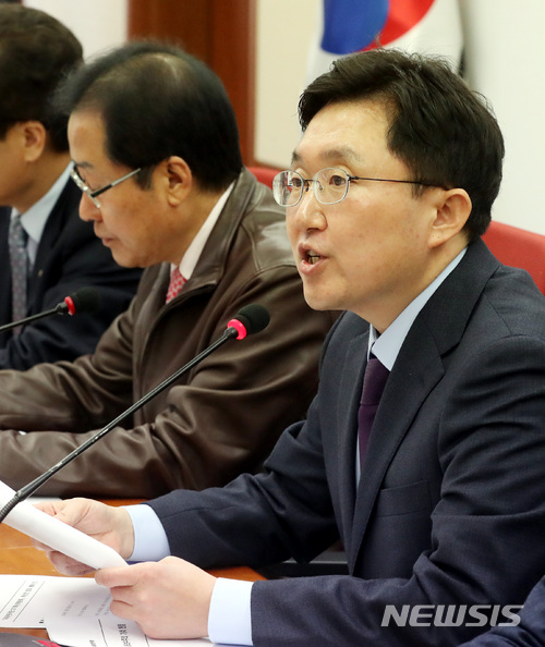 【서울=뉴시스】박영태 기자 = 22일 오전 서울 영등포구 여의도 자유한국당 당사에서 진행된 제2기 혁신위원회 혁신안 발표에서 김용태 제2기 혁신위원장이 혁신안을 발표하고 있다. 2018.03.22.since1999@newsis.com