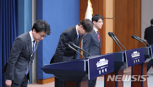 【서울=뉴시스】전진환 기자 = 조국 청와대 민정수석이 22일 오전 청와대 춘추관에서 권력구조 부분과 관련한 헌법개정안 3차 발표에 앞서 인사하고 있다. 진성준(왼쪽부터) 정무기획비서관, 조국 민정수석, 김형연 법무비서관. 2018.03.22. amin2@newsis.com