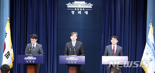 【서울=뉴시스】전진환 기자 = 조국 청와대 민정수석이 22일 오전 청와대 춘추관에서 권력구조 부분과 관련한 헌법개정안 3차 발표를 하고 있다. 진성준(왼쪽부터) 정무기획비서관, 조국 민정수석, 김형연 법무비서관. 2018.03.22. amin2@newsis.com