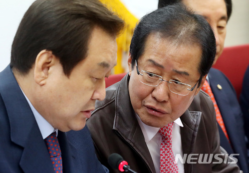【서울=뉴시스】박영태 기자 = 22일 오전 서울 영등포구 여의도 자유한국당 당사에서 진행된 북핵폐기추진특별위원회 2차 전체회의에서 홍준표 대표가 김무성 북핵폐기추진특별위원회 위원장과 이야기를 나누고 있다. 2018.03.22.since1999@newsis.com