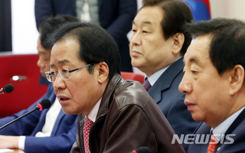 【서울=뉴시스】박영태 기자 = 22일 오전 서울 영등포구 여의도 자유한국당 당사에서 진행된 북핵폐기추진특별위원회 2차 전체회의에서 홍준표 대표가 발언을 하고 있다. 2018.03.22. since1999@newsis.com