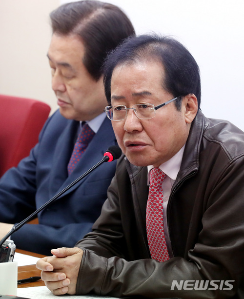 【서울=뉴시스】박영태 기자 = 지난 22일 오전 서울 영등포구 여의도 자유한국당 당사에서 진행된 북핵폐기추진특별위원회 2차 전체회의에서 홍준표 대표가 발언을 하고 있다. 2018.03.22.since1999@newsis.com