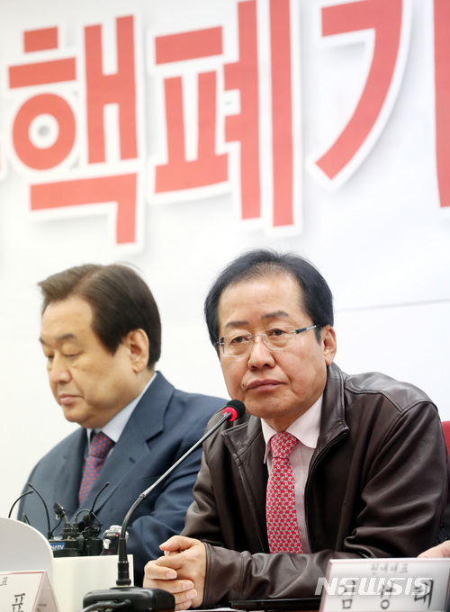 【서울=뉴시스】박영태 기자 = 22일 오전 서울 영등포구 여의도 자유한국당 당사에서 진행된 북핵폐기추진특별위원회 2차 전체회의에서 홍준표 대표가 발언을 하고 있다. 2018.03.22.since1999@newsis.com