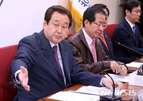 【서울=뉴시스】박영태 기자 = 22일 오전 서울 영등포구 여의도 자유한국당 당사에서 진행된 북핵폐기추진특별위원회 2차 전체회의에서 김무성 북핵폐기추진특별위원회 위원장이 참석자들을 자리로 안내하고 있다. 2018.03.22.since1999@newsis.com