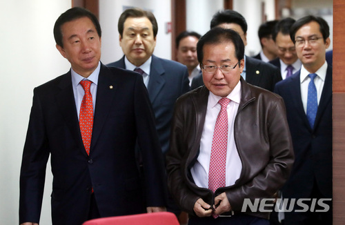 【서울=뉴시스】박영태 기자 = 22일 오전 서울 영등포구 여의도 자유한국당 당사에서 진행된 북핵폐기추진특별위원회 2차 전체회의에 홍준표 대표, 김성태 원내대표, 김무성 북핵폐기추진특별위원회 위원장이 함께 입장하고 있다. 2018.03.22. since1999@newsis.com