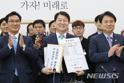 【서울=뉴시스】이종철 기자 = 안철수 바른미래당 인재영입위원장이 22일 서울 여의도 국회에서 열린 인재영입 발표식에서 양창호 전 의원으로부터 입당원서를 받은뒤 행복한 표정을 하고 있다. 2018.03.22.&nbsp; jc4321@newsis.com