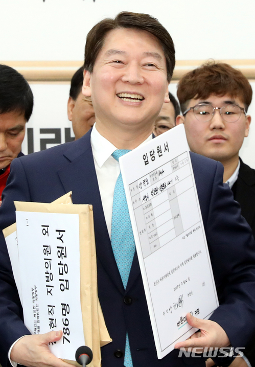 【서울=뉴시스】이종철 기자 = 안철수 바른미래당 인재영입위원장이 22일 서울 여의도 국회에서 열린 인재영입 발표식에서 양창호 전 의원으로부터 입당원서를 받은뒤 행복한 표정을 하고 있다. 2018.03.22. jc4321@newsis.com