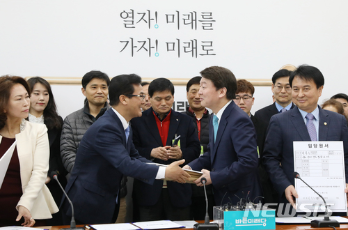 【서울=뉴시스】이종철 기자 = 안철수 바른미래당 인재영입위원장이 22일 서울 여의도 국회에서 열린 인재영입 발표식에서 양창호 전 의원으로부터 입당원서를 받고 있다. 2018.03.22. jc4321@newsis.com