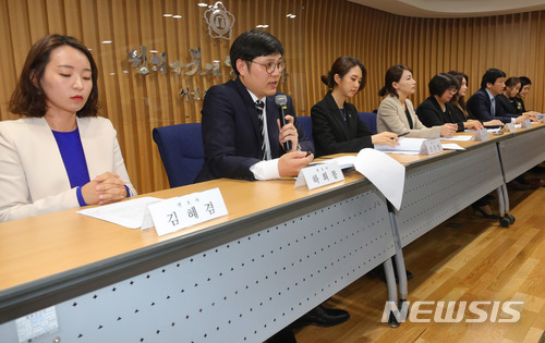 【서울=뉴시스】배훈식 기자 = 22일 오전 서울 서초구 서울지방변호사회관에서 이윤택 전 연희단거리패 예술감독 상습강제추행 피해자들의 공동변호인단이 입장 발표 기자회견을 하고 있다. 2018.03.22. dahora83@newsis.com