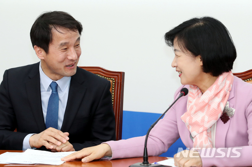 【서울=뉴시스】이종철 기자 = 한병도 청와대 정무수석이 22일 오후 서울 여의도 국회 더불어민주당 대표실을 방문, 추미애 대표에게 개헌안을 전달하고 의견을 나누고 있다. 2018.03.22.&nbsp; jc4321@newsis.com