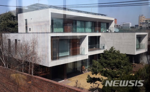 【서울=뉴시스】 권현구 기자 = 22일 오후 서울 강남구 논현동 이명박 전 대통령 자택 창문이 커튼으로 가려져 있다. 2018.03.22. photo@newsis.com