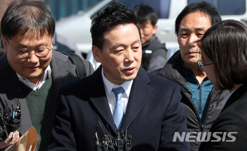 '성추행 의혹 사건' 정봉주 경찰 출석…"진실 나올 것"
