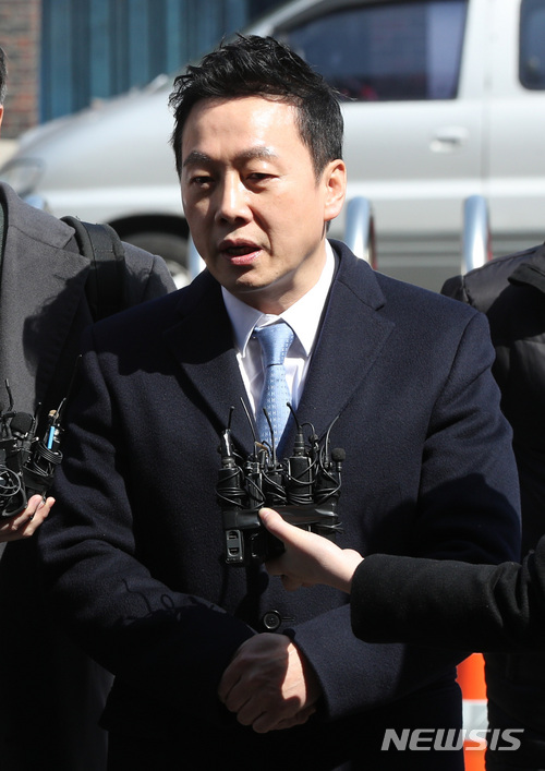【서울=뉴시스】이영환 기자 = 정봉주 전 의원이 자신의 성추행 의혹을 제기한 프레시안 소속 기자를 고소한 사건과 관련해 경찰조사를 받기 위해 22일 오후 서울 중랑구 지능범죄수사대로 출석하고 있다. 2018.03.22. 20hwan@newsis.com
