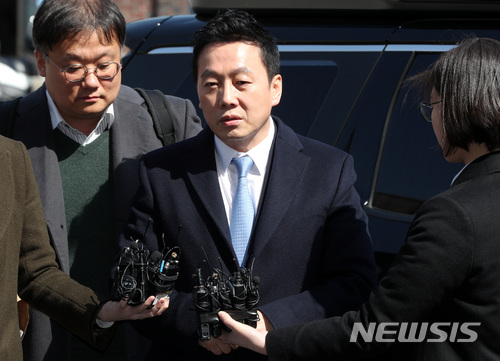 【서울=뉴시스】이영환 기자 = 정봉주 전 의원이 자신의 성추행 의혹을 제기한 프레시안 소속 기자를 고소한 사건과 관련해 경찰조사를 받기 위해 22일 오후 서울 중랑구 지능범죄수사대로 출석해 취재진의 질의에 답하고 있다. 2018.03.22. 20hwan@newsis.com