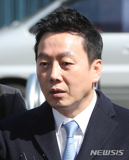 【서울=뉴시스】이영환 기자 = 정봉주 전 의원이 자신의 성추행 의혹을 제기한 프레시안 소속 기자를 고소한 사건과 관련해 경찰조사를 받기 위해 22일 오후 서울 중랑구 지능범죄수사대로 출석하고 있다. 2018.03.22. 20hwan@newsis.com