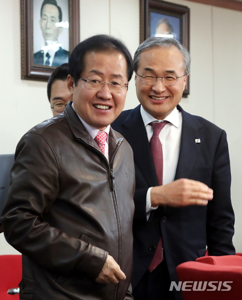 【서울=뉴시스】박영태 기자 = 지난 달 22일 오전 서울 영등포구 여의도 자유한국당 당사에서 진행된 부산 해운대을 지역위원장 임명장 수여식에서 홍준표 대표가 김대식 신임 해운대을 지역위원장에게 임명장을 수여하고 밝게 웃고 있다. 2018.03.22.since1999@newsis.com