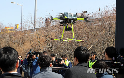 【인천공항=뉴시스】홍찬선 기자 = 22일 오후 인천 중구 영종도 조류 서식지에서 드론(무인비행장치)을 활용한 조류 퇴치 시연에서 매로 분장한 드론이 이륙을 하고 있다. 2018.03.22. mania@newsis.com