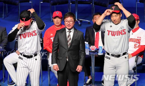 【서울=뉴시스】고범준 기자 = 22일 오후 서울 용산구 블루스퀘어 아이마켓홀에서 열린 2018 신한은행 MY CAR KBO 미디어데이에서 LG 류중일 감독, 박용택, 김현수가 포즈를 취하고 있다. 2018.03.22. bjko@newsis.com