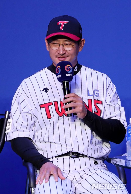 【서울=뉴시스】고범준 기자 = 22일 오후 서울 용산구 블루스퀘어 아이마켓홀에서 열린 2018 신한은행 MY CAR KBO 미디어데이에서 LG 박용택이 출사표를 말하고 있다. 2018.03.22. bjko@newsis.com