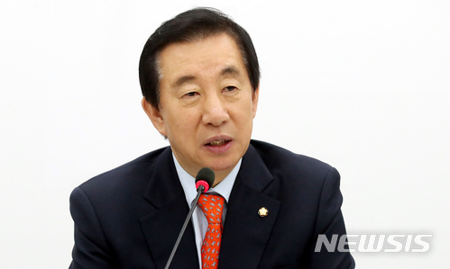 【서울=뉴시스】박영태 기자 = 김성태 자유한국당 원내대표가 22일 오후 서울 영등포구 여의도 국회에서 진행된 취임 100일 기자간담회에서 인사말을 하고 있다. 2018.03.22.since1999@newsis.com
