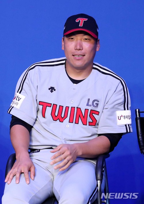 【서울=뉴시스】고범준 기자 = 22일 오후 서울 용산구 블루스퀘어 아이마켓홀에서 열린 2018 신한은행 MY CAR KBO 미디어데이에서 LG 김현수가 류중일 감독의 발언을 듣고 있다. 2018.03.22. bjko@newsis.com