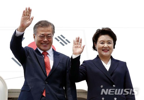 【하노이(베트남)=뉴시스】전신 기자 = 문재인 대통령과 부인 김정숙 여사가 22일(현지시각) 베트남 노이바이 국제공항에 도착해 손인사를 하고 있다. 2018.03.22.&nbsp; photo1006@newsis.com 