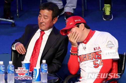 【서울=뉴시스】고범준 기자 = 22일 오후 서울 용산구 블루스퀘어 아이마켓홀에서 열린 2018 신한은행 MY CAR KBO 미디어데이에서 KIA 양현종이 우승 공약 동영상을 보며 웃고 있다. 2018.03.22. bjko@newsis.com