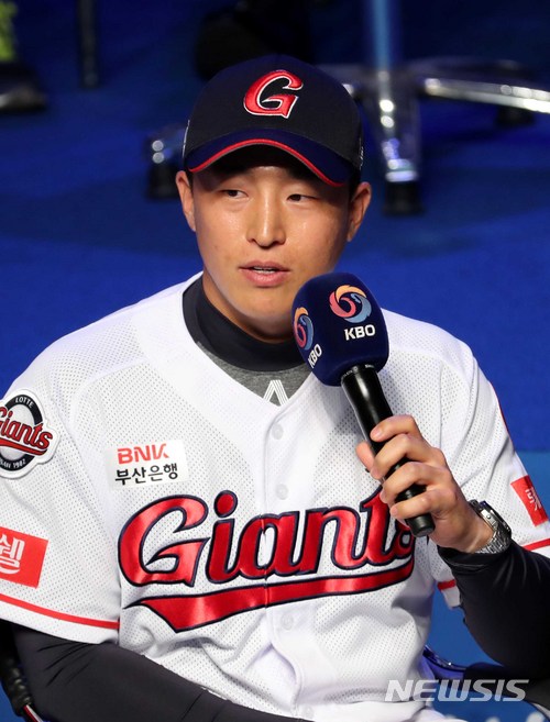 【서울=뉴시스】고범준 기자 = 22일 오후 서울 용산구 블루스퀘어 아이마켓홀에서 열린 2018 신한은행 MY CAR KBO 미디어데이에서 롯데 손아섭이 우승 공약을 말하고 있다. 2018.03.22. bjko@newsis.com