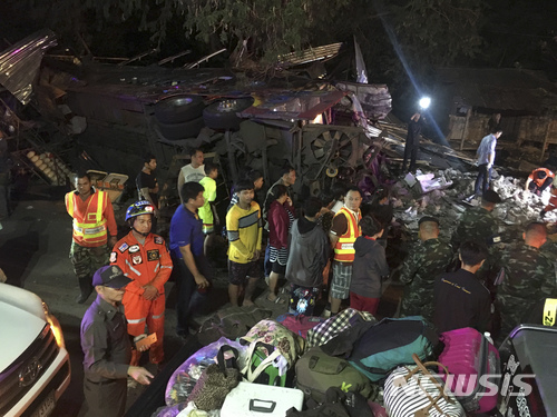 【나콘라차시마=AP/뉴시스】관광버스가 21일 태국 북동부 나콘라차시마에서 전복돼 넘어져있고 승객들이 여기저기 흩어져 있다. 관광버스는 전날 밤 비탈길을 내려오다가 심하게 흔들리더니 전복되는 사고가 발생해 18명이 숨지고 33명이 다쳤다. 2018.03.22