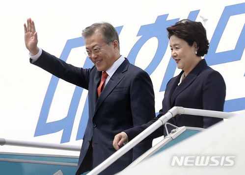 【하노이(베트남)=뉴시스】전신 기자 = 문재인 대통령과 김정숙 여사가 22일 오후 베트남 하노이 노이바이 국제공항에 도착하고 있다. 2018.03.22. photo1006@newsis.com