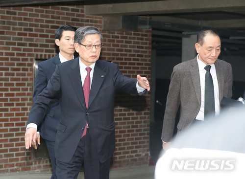 【서울=뉴시스】김진아 기자 = 이명박 전 대통령의 구속 여부 서류심사가 열리는 22일 오후 서울 논현동 자택을 방문했던 김황식 전 국무총리와 김효재 전 청와대 정무수석이 걸어 나오고 있다. 2018.03.22 photo@newsis.com.