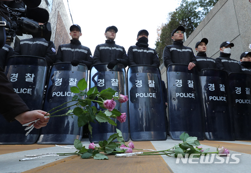 【서울=뉴시스】김진아 기자 = 국민재산되찾기운동본부, 쥐를잡자 특공대를 비롯한 시민사회단체들이 22일 오후 서울 논현동 이명박 전 대통령 집 앞에서 이 전 대통령의 구속을 촉구하는 기자회견을 마친 뒤 고난을 상징하는 장미를 길 위에 놓고 있다.&nbsp; 서울중앙지법은 이 전 대통령이 구속영장 심사 불출석 입장을 밝혀 서류심사로 구속여부를 결정하기로 했다. 2018.03.22 photo@newsis.com.