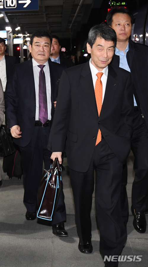 【광주=뉴시스】신대희 기자 = 중국 더블스타 차이융썬 회장(왼쪽)이 22일 금호타이어 노조를 설득하기 위해 광주 광산구 광주송정역사에 도착해 이동하고 있다. 오른쪽은 이동걸 산업은행 회장. 2018.03.22. sdhdream@newsis.com