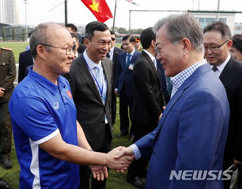 【하노이(베트남)=뉴시스】전신 기자 = 문재인 대통령이 22일(현지시간) 베트남 하노이 베트남축구협회 국가대표 훈련장을 방문해 박항서 감독과 인사하고 있다. 2018.03.22.&nbsp; photo1006@newsis.com