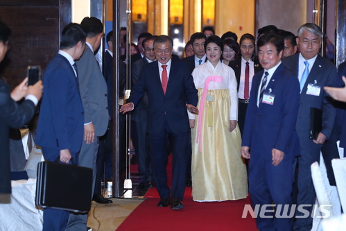 【하노이(베트남)=뉴시스】전신 기자 = 문재인 대통령이 22일(현지시간) 베트남 하노이 메리어트호텔에서 열린 동포 간담회에 부인 김정숙 여사와 함께 참석하고 있다. 2018.03.22. photo1006@newsis.com