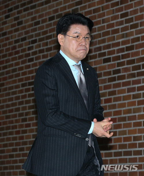 【서울=뉴시스】김진아 기자 = 이명박 전 대통령의 구속영장실질심사가 열린 22일 밤 이 전 대통령의 서울 논현동 자택으로 장제원 자유한국당 의원 들어가고 있다. 2018.03.22. photo@newsis.com