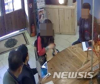 【전주=뉴시스】강인 기자 = 최근 전북 전주에서 논란이 일고 있는 이른바 '봉침 목사' 이모(44·여)씨가 지난 22일 뉴시스 취재진과 전주 한 카페에서 만나 인터뷰하는 모습이다. 2018.03.23 (사진=CCTV 영상 캡처)kir1231@newsis.com