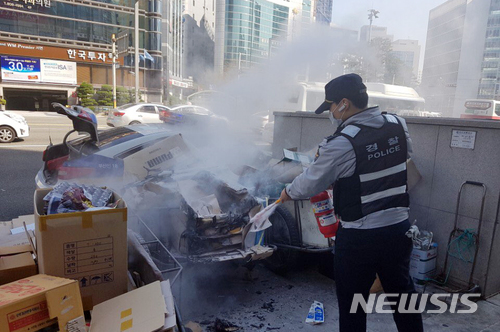 【부산=뉴시스】 하경민 기자 = 23일 오전 10시 34분께 부산 도시철도 서면역 7번 출구 앞에 세워진 손수레 3대 중 1대에 쌓인 폐지에서 원인이 밝혀지지 않은 불이 난 것을 순찰 중이던 경찰관이 발견해 곧바로 진화했다. 2018.03.23. (사진=부산경찰청 제공)yulnetphoto@newsis.com