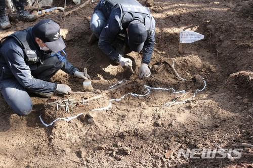 【순창=뉴시스】윤난슬 기자 = 육군35사단 임실·순창대대가 국방부 유해발굴감식단과 함께 23일 전북 순창군 쌍치면 일대에서 6·25전사자로 추정되는 유해 1구를 발굴하고 있다. 2018.03.23.(사진=육군35사단 제공) photo@newsis.com 