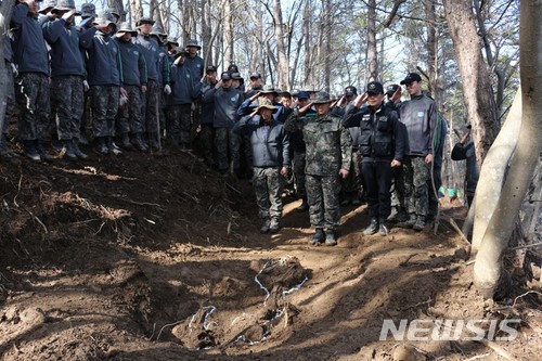 【순창=뉴시스】윤난슬 기자 = 육군35사단 임실·순창대대는 국방부 유해발굴감식단과 함께 23일 전북 순창군 쌍치면 일대에서 6·25전사자로 추정되는 유해 1구를 발굴한 뒤 경례하고 있다. 2018.03.23.(사진=육군35사단 제공) photo@newsis.com 