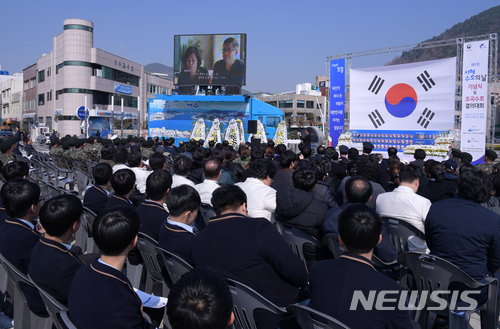 【여수=뉴시스】김석훈 기자 = 23일 오전 전남 여수시 중앙동 이순신광장에서 '서해수호의날 기념 및 조국수호 결의대회'가 서해수호의날기념 여수시민위원회(위원장 고효주), 여수시 보훈안보단체협의회, 대한민국월남전참전자회 전남도지부 회원 등 300여 명이 참석한 가운데 열리고 있다. 2018.03.23. (사진=여수시청 제공)  kim@newsis.com