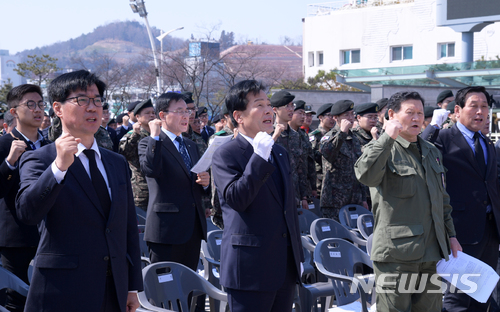 【여수=뉴시스】김석훈 기자 = 23일 오전 전남 여수시 중앙동 이순신광장에서 '서해수호의날 기념 및 조국수호 결의대회'가 열린 가운데 주철현 여수시장, 서해수호의날기념 여수시민위원회 고효주 위원장 등 참석자들이 조국수호를 다짐하는 구호를 외치고 있다. 2018.03.23. (사진=여수시청 제공)  kim@newsis.com