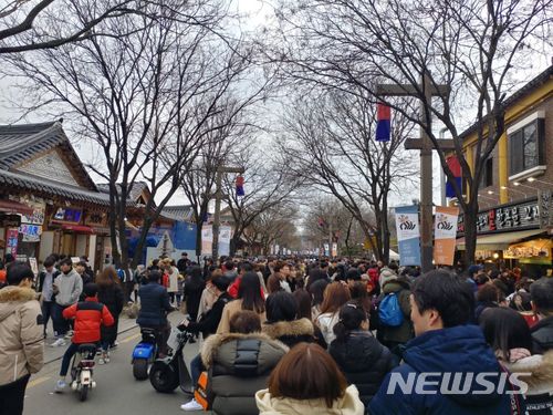 【전주=뉴시스】김민수 기자 = 전북 전주시는 올해 하반기부터 전주한옥마을 내 전동이동장치의 운행을 제한하고 특히 16세 미만 청소년의 운행을 전면 금지할 예정이다. (사진은 전주한옥마을= 전주시 제공) photo@newsis.com  