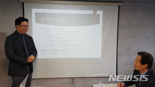 【서울=뉴시스】 = 고명현 아산정책연구원 박사가 23일 오전 안민정책포럼(이사장 백용호) 조찬 세미나에서 북미정상회담과 미국의 정치상황이란 주제로 발표를 하고 있다(사진제공=안민포럼)