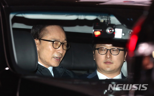 【서울=뉴시스】김진아 기자 = 뇌물수수 등의 혐으로 구속영장이 발부된 이명박 전 대통령이 23일 오전 서울 강남구 논현동 자택에서 나와 검찰 차량에 탑승해 동부구치소로 향하고 있다. 2018.03.23. photo@newsis.com